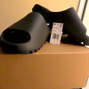 Yeezy Slides Onyx authentic.